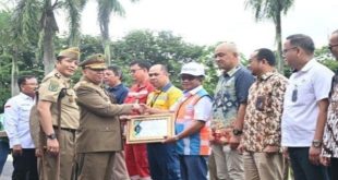 Penghargaan Zero Accident diberikan langsung oleh Wakil Menteri Tenaga Kerja Republik Indonesia, Afriansyah Noor dalam bentuk sertifikat kepada perwakilan Manajemen Pelindo Regional II Palembang pada kegiatan Apel Bulan Keselamatan dan Kesehatan Kerja (K3) Nasional Tingkat Provinsi Sumatera Selatan di Istana Griya Agung Gubernur Provinsi Sumatera Selatan. Foto: Dok Pelindo II.