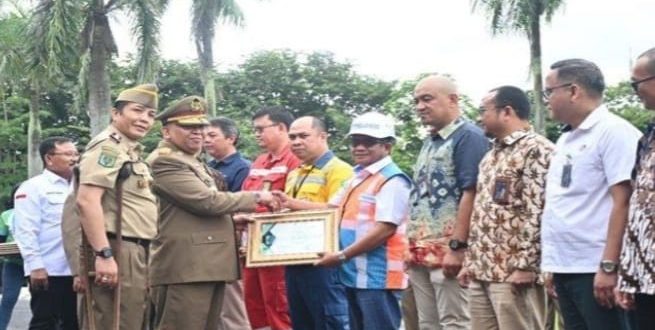Penghargaan Zero Accident diberikan langsung oleh Wakil Menteri Tenaga Kerja Republik Indonesia, Afriansyah Noor dalam bentuk sertifikat kepada perwakilan Manajemen Pelindo Regional II Palembang pada kegiatan Apel Bulan Keselamatan dan Kesehatan Kerja (K3) Nasional Tingkat Provinsi Sumatera Selatan di Istana Griya Agung Gubernur Provinsi Sumatera Selatan. Foto: Dok Pelindo II.
