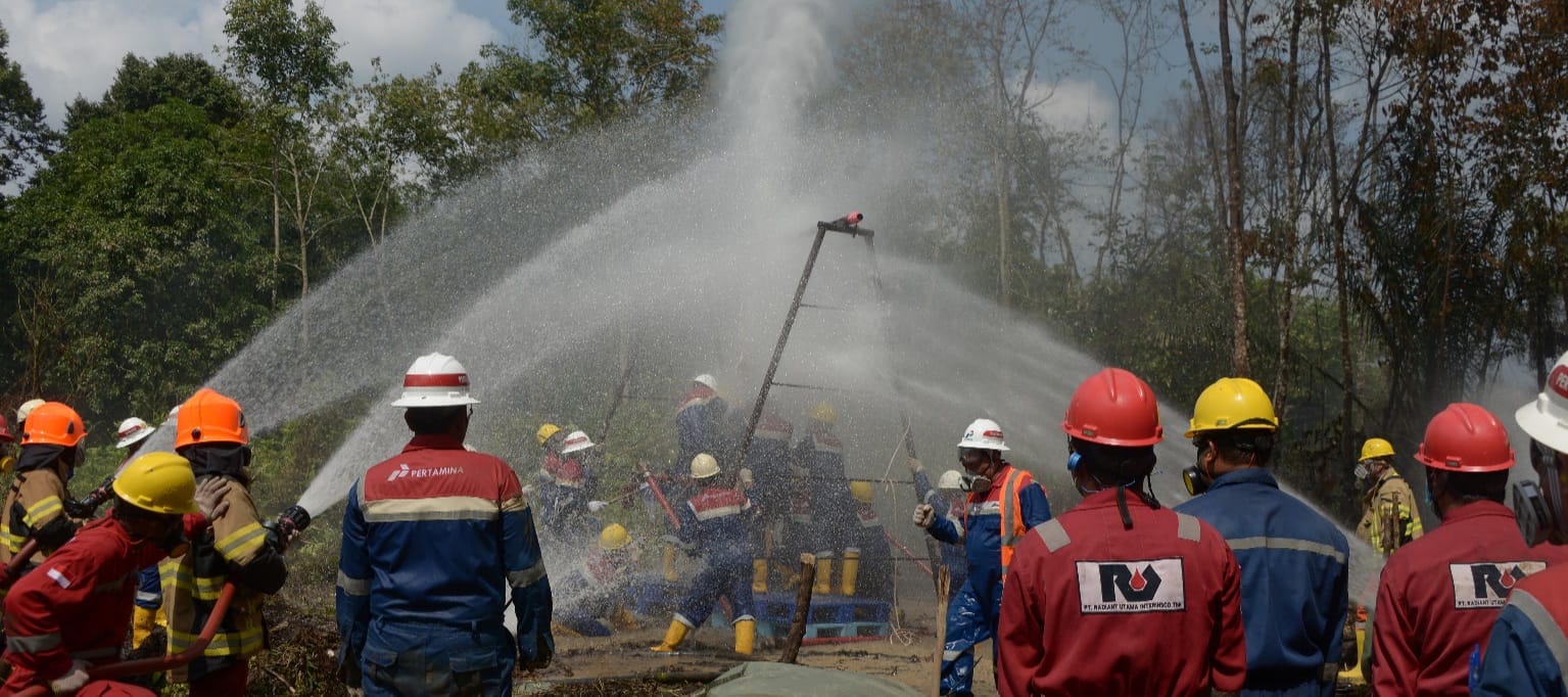 Petugas dari Pertamina berhasil menutup sumur gas yang bocor di Desa Curup, Kecamatan Tanah Abang Kabupaten PALI, Senin (18/3/2024). Foto: Dok Pertamina Zona 4.