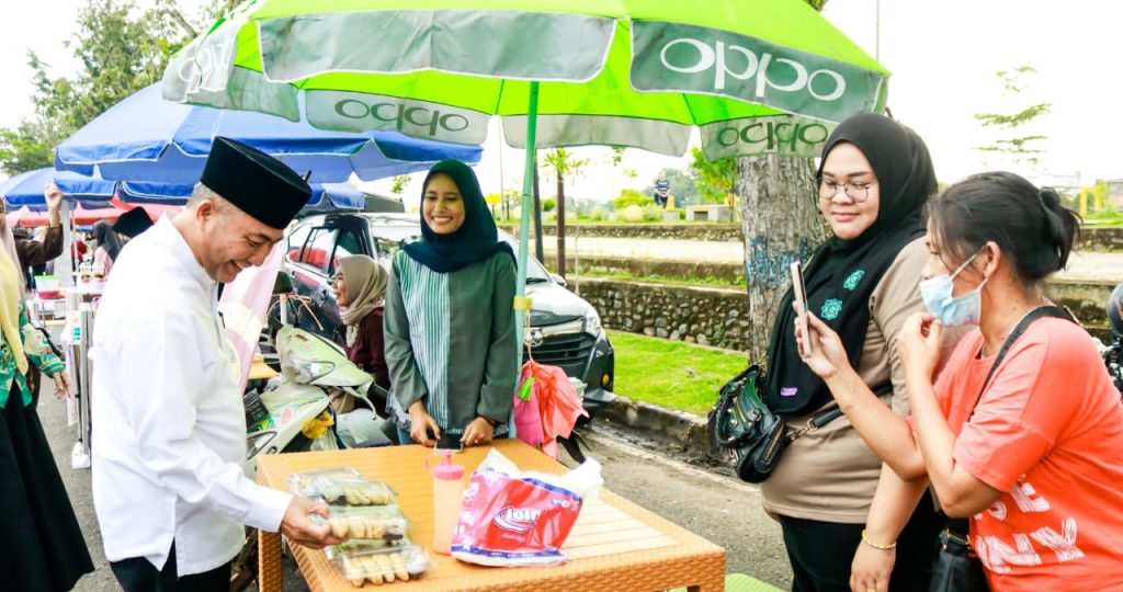 Pj Bupati Muba, Apriyadi membeli sejumlah takjil di pedagang K5 depan rumah dinas, Selayu, Rabu (20/3/2024). Foto: Kominfo Muba.