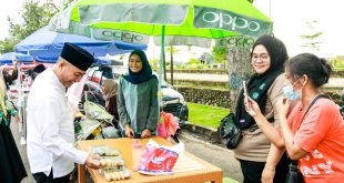 Pj Bupati Muba, Apriyadi membeli sejumlah takjil di pedagang K5 depan rumah dinas, Selayu, Rabu (20/3/2024). Foto: Kominfo Muba.