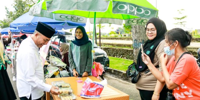 Pj Bupati Muba, Apriyadi membeli sejumlah takjil di pedagang K5 depan rumah dinas, Selayu, Rabu (20/3/2024). Foto: Kominfo Muba.
