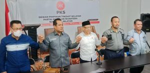 Ketua PKS Sumsel, Muhammad Toha bersama sejumlah pengurus PKS Sumsel lainnya, Kamis (7/3/2024). Foto: Dok PKS Sumsel.