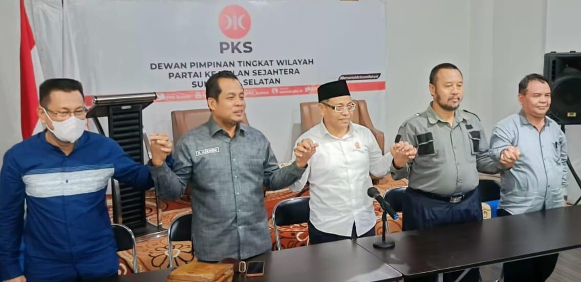 Ketua PKS Sumsel, Muhammad Toha bersama sejumlah pengurus PKS Sumsel lainnya, Kamis (7/3/2024). Foto: Dok PKS Sumsel.