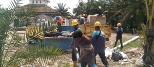 Petugas PLN mulai mendatangkan alat untuk pemasangan jaringan listrik di Desa Sukamaju dan Desa Tenggulang Jaya Kecamatan Babat Supat, Minggu (31/3/2024). Foto: Kominfo Muba.