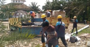 Petugas PLN mulai mendatangkan alat untuk pemasangan jaringan listrik di Desa Sukamaju dan Desa Tenggulang Jaya Kecamatan Babat Supat, Minggu (31/3/2024). Foto: Kominfo Muba.