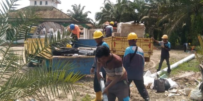 Petugas PLN mulai mendatangkan alat untuk pemasangan jaringan listrik di Desa Sukamaju dan Desa Tenggulang Jaya Kecamatan Babat Supat, Minggu (31/3/2024). Foto: Kominfo Muba.