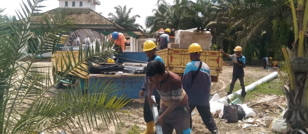 Petugas PLN mulai mendatangkan alat untuk pemasangan jaringan listrik di Desa Sukamaju dan Desa Tenggulang Jaya Kecamatan Babat Supat, Minggu (31/3/2024). Foto: Kominfo Muba.