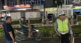 Seorang anggota Satlantas Palembang melakukan olah TKP kasus kecelakaan maut di Kenten, Selasa (19/3/2024). Foto: Sumselheadline/Ela.