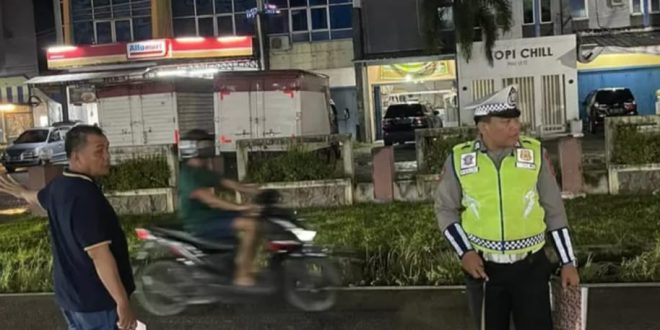 Seorang anggota Satlantas Palembang melakukan olah TKP kasus kecelakaan maut di Kenten, Selasa (19/3/2024). Foto: Sumselheadline/Ela.
