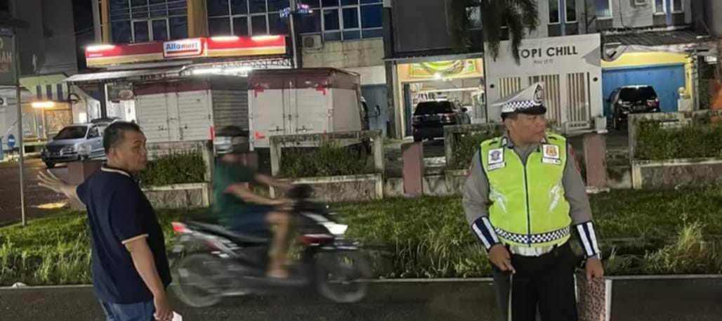 Seorang anggota Satlantas Palembang melakukan olah TKP kasus kecelakaan maut di Kenten, Selasa (19/3/2024). Foto: Sumselheadline/Ela.