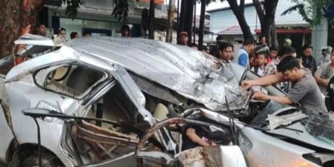Sebuah mobil Avanza kecelakaan tunggal di Jl A Yani Palembang, yang menewaskan dua penumpangnya, Jumat (8/3/2024). Foto: Sumselheadline/Ela.