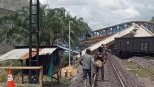 Crane girder fly over di perlintasan Bantaian Petak, Jalan Gunung Megang - Penanggiran, Kabupaten Muaraenim, Kamis (7/3/2024) pukul 11.00. Foto: Dok PTKAI Sumsel.