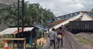 Crane girder fly over di perlintasan Bantaian Petak, Jalan Gunung Megang - Penanggiran, Kabupaten Muaraenim, Kamis (7/3/2024) pukul 11.00. Foto: Dok PTKAI Sumsel.