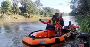 Tim gabungan Basarna terus mencari Pete Sanjaya (44), warga Dusun I Desa Embacang, Muratara, yang tenggelam di Sungai Rupi, Senin (12/3/2024). Foto: Dok Basarnas Palembang.
