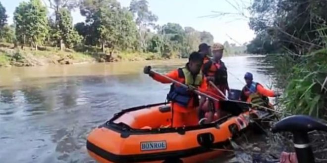 Tim gabungan Basarna terus mencari Pete Sanjaya (44), warga Dusun I Desa Embacang, Muratara, yang tenggelam di Sungai Rupi, Senin (12/3/2024). Foto: Dok Basarnas Palembang.