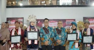 Rektor Universitas Sjakhyakirti Prof. Dr. Ir. Agoes toni ,MS bersama para juara Putra Putri Kampus. Foto: Dok Unisti Palembang.