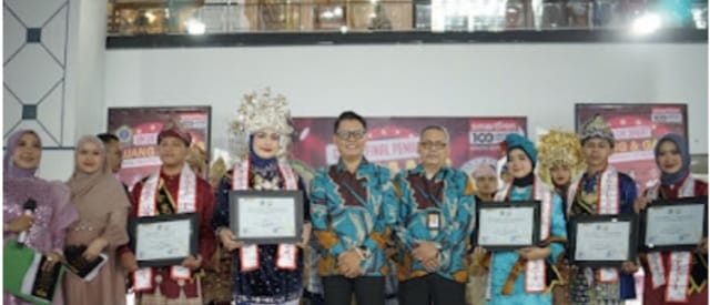 Rektor Universitas Sjakhyakirti Prof. Dr. Ir. Agoes toni ,MS bersama para juara Putra Putri Kampus. Foto: Dok Unisti Palembang.