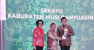 Mewakili Pj Bupati Muba, Asisten II Andi Wijaya Busroh menerima piala Adipura di Jakarta, Selasa (5/3/2024). Foto: Dinkominfo Muba.