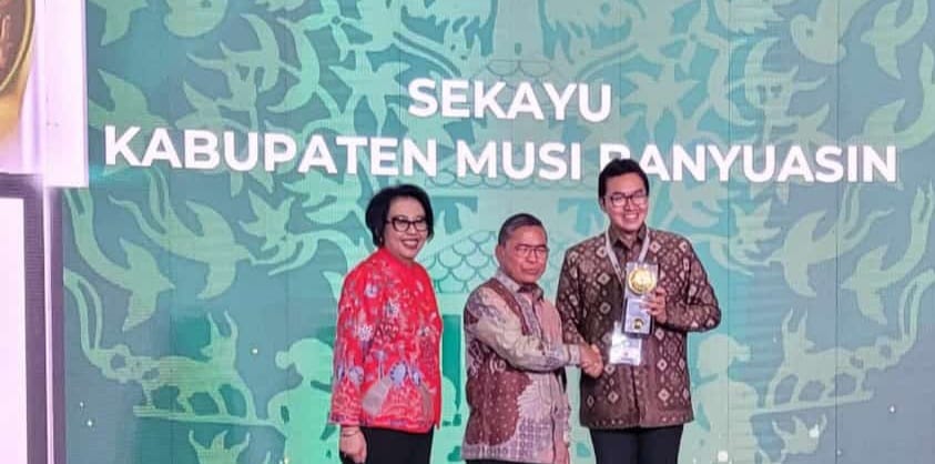 Mewakili Pj Bupati Muba, Asisten II Andi Wijaya Busroh menerima piala Adipura di Jakarta, Selasa (5/3/2024). Foto: Dinkominfo Muba.