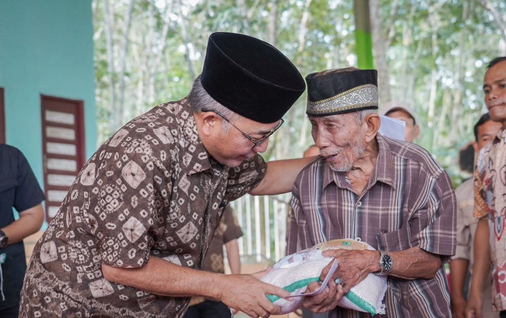 Pj Bupati Muba, Apriyadi membagi paket semabko dan THR bagi kaum duafha di Desa Lumpatan, Minggu (31/3/2024). Foto: Kominfo Muba.