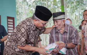 Pj Bupati Muba, Apriyadi membagi paket semabko dan THR bagi kaum duafha di Desa Lumpatan, Minggu (31/3/2024). Foto: Kominfo Muba.