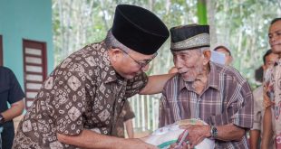 Pj Bupati Muba, Apriyadi membagi paket semabko dan THR bagi kaum duafha di Desa Lumpatan, Minggu (31/3/2024). Foto: Kominfo Muba.