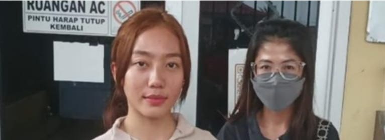 Fitria ditemui usai melapor ke polisi karena ditipu penytewa tiga kamera, Minggu (3/3/2024). Foto: Sumselheadline/Ela.
