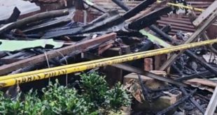 Sisa puing rumah milik Abdul Karim (74) yang berada di Jalan Perguruan Dalam, Lorong Depok I, Kelurahan Talang Bubuk, Kecamatan Plaju, Palembang ludes dilalap api, Jumat (15/3/2024). Foto: Sumselheadline/Ela.