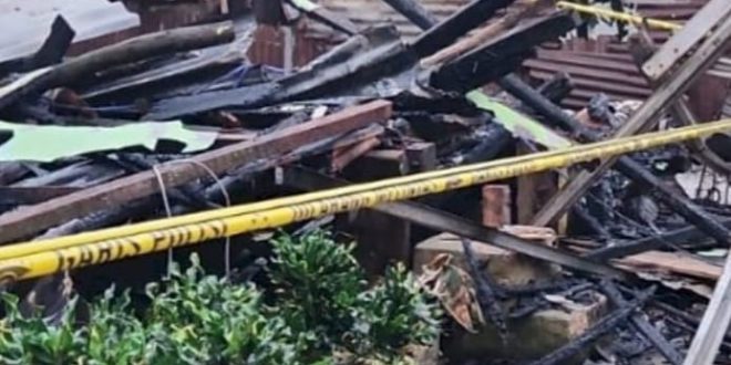 Sisa puing rumah milik Abdul Karim (74) yang berada di Jalan Perguruan Dalam, Lorong Depok I, Kelurahan Talang Bubuk, Kecamatan Plaju, Palembang ludes dilalap api, Jumat (15/3/2024). Foto: Sumselheadline/Ela.