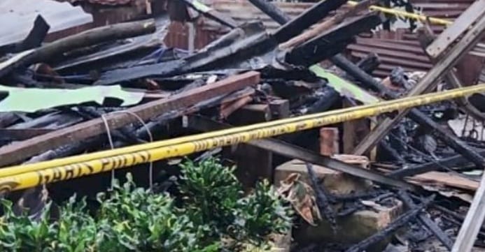 Sisa puing rumah milik Abdul Karim (74) yang berada di Jalan Perguruan Dalam, Lorong Depok I, Kelurahan Talang Bubuk, Kecamatan Plaju, Palembang ludes dilalap api, Jumat (15/3/2024). Foto: Sumselheadline/Ela.
