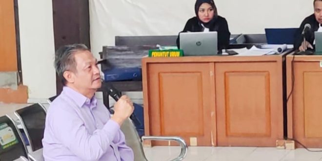 Direktur Utama PT SMS bernama Adi Trenggana Wirabakti saat menjadi saksi dalam kasus korupsi di PT SMS, Senin (18/3/2024). Foto: Sumselheadline/Ela.