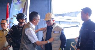 Pj Walikota Palembang, Ratu Dewa memasang rompi pada pejabat BI Palembang dalam rangka launching Program Bank Indonesia (BI) 'Kegiatan Susur Sungai' melalui Semarak Rupiah Ramadhan dan Berkah Idul Fitri (SERAMBI) 2024 di River Side, Benteng Kuto Besak Palembang, Selasa (26/3/2024). Foto: Kominfo Palembang.