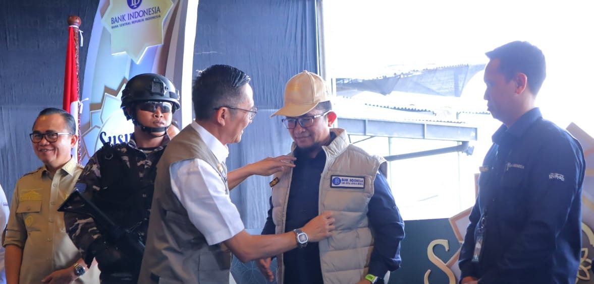 Pj Walikota Palembang, Ratu Dewa memasang rompi pada pejabat BI Palembang dalam rangka launching Program Bank Indonesia (BI) 'Kegiatan Susur Sungai' melalui Semarak Rupiah Ramadhan dan Berkah Idul Fitri (SERAMBI) 2024 di River Side, Benteng Kuto Besak Palembang, Selasa (26/3/2024). Foto: Kominfo Palembang.