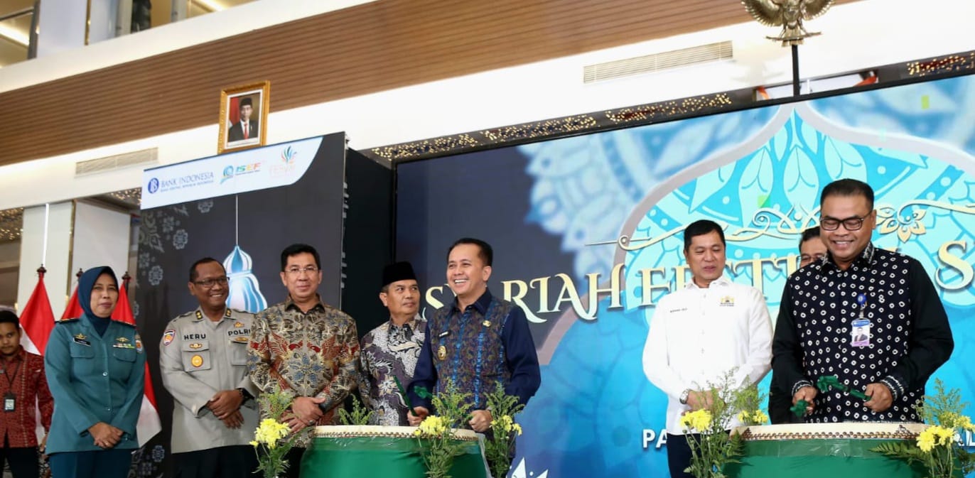 Penjabat (Pj) Gubernur Sumatera Selatan, Agus Fatoni secara resmi membuka Syariah Festifal Sriwijaya 2024 yang diselenggarakan oleh Bank Indonesia Perwakilan Sumsel. Kegiatan ini berlangsung di Palembang Indah Mall (PIM), Kamis (28/3/2024) sore. Foto: Humas Pemprov Sumsel.