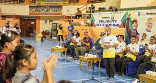 Pj Bupati Muba, Apriyadi membuka secara resmi Kejuaraan Bulutangkis Bupati Muba Cup 2024 di GOR Sekayu, Senin (4/3/2024). Foto: Kominfo Muba.