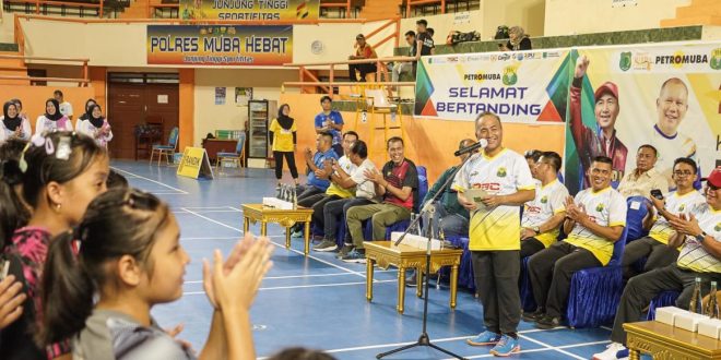Pj Bupati Muba, Apriyadi membuka secara resmi Kejuaraan Bulutangkis Bupati Muba Cup 2024 di GOR Sekayu, Senin (4/3/2024). Foto: Kominfo Muba.