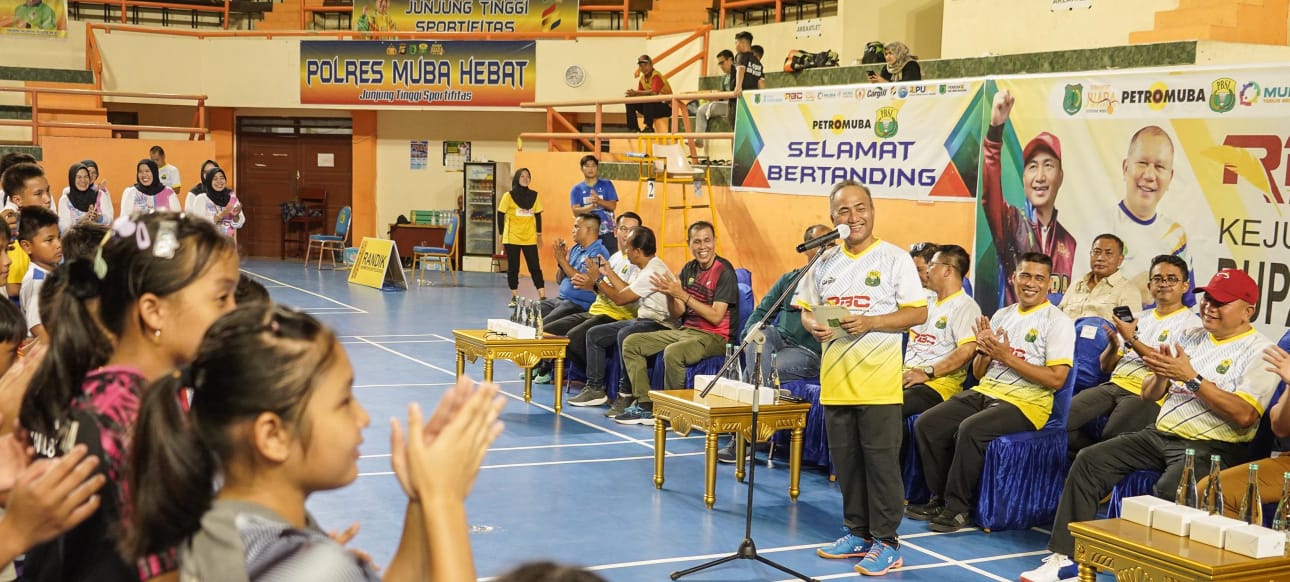 Pj Bupati Muba, Apriyadi membuka secara resmi Kejuaraan Bulutangkis Bupati Muba Cup 2024 di GOR Sekayu, Senin (4/3/2024). Foto: Kominfo Muba.
