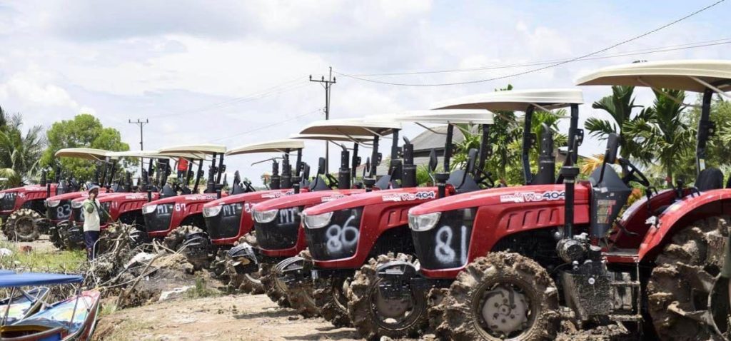 Sejumlah mesin alat pertanian bantuan Kementerian Pertanian saat diserahkan kepada petani sawah rawah/lebak di Muaratelang, Banyuasin. Foto: Humas Pemprov Sumsel.