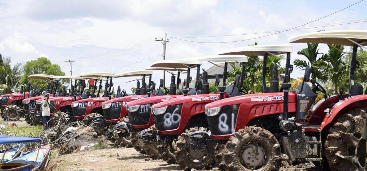 Sejumlah mesin alat pertanian bantuan Kementerian Pertanian saat diserahkan kepada petani sawah rawah/lebak di Muaratelang, Banyuasin. Foto: Humas Pemprov Sumsel.