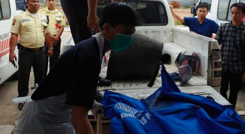 Adrian Teofilus (20), mahasiswa Unsri, tewas diseruduk truk di atas Jembatan Keramasan, Palembang, Minggu (17/3/2024). Foto: Sumselheadline/Ela.