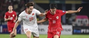 Pemain Timnas Indonesia, Rafael bersusaha melewati pemain Vietnam Bui Hoang, Kamis (21/3/2024). Foto: Antara Foto.