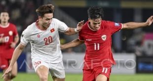 Pemain Timnas Indonesia, Rafael bersusaha melewati pemain Vietnam Bui Hoang, Kamis (21/3/2024). Foto: Antara Foto.