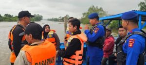 Timsar dan Polairud Sumsel mencari penumpang getek yang terbalik di Muara Sungai Alahan, Perairan Muara Kumbang, Dusun 2, Desa Pematang Palas, Kecamatan Banyuasin 1, Kabupaten Banyuasin. Foto: Dok Polairud Polda Sumsel,