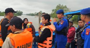 Timsar dan Polairud Sumsel mencari penumpang getek yang terbalik di Muara Sungai Alahan, Perairan Muara Kumbang, Dusun 2, Desa Pematang Palas, Kecamatan Banyuasin 1, Kabupaten Banyuasin. Foto: Dok Polairud Polda Sumsel,