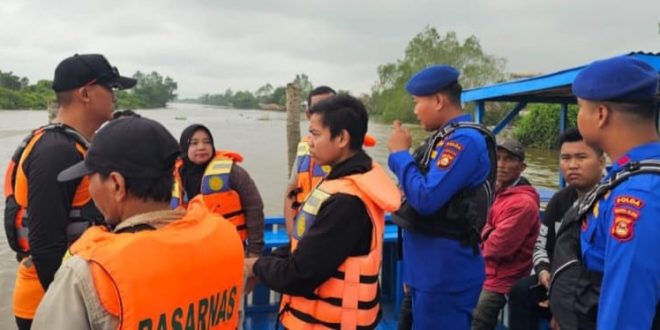 Timsar dan Polairud Sumsel mencari penumpang getek yang terbalik di Muara Sungai Alahan, Perairan Muara Kumbang, Dusun 2, Desa Pematang Palas, Kecamatan Banyuasin 1, Kabupaten Banyuasin. Foto: Dok Polairud Polda Sumsel,