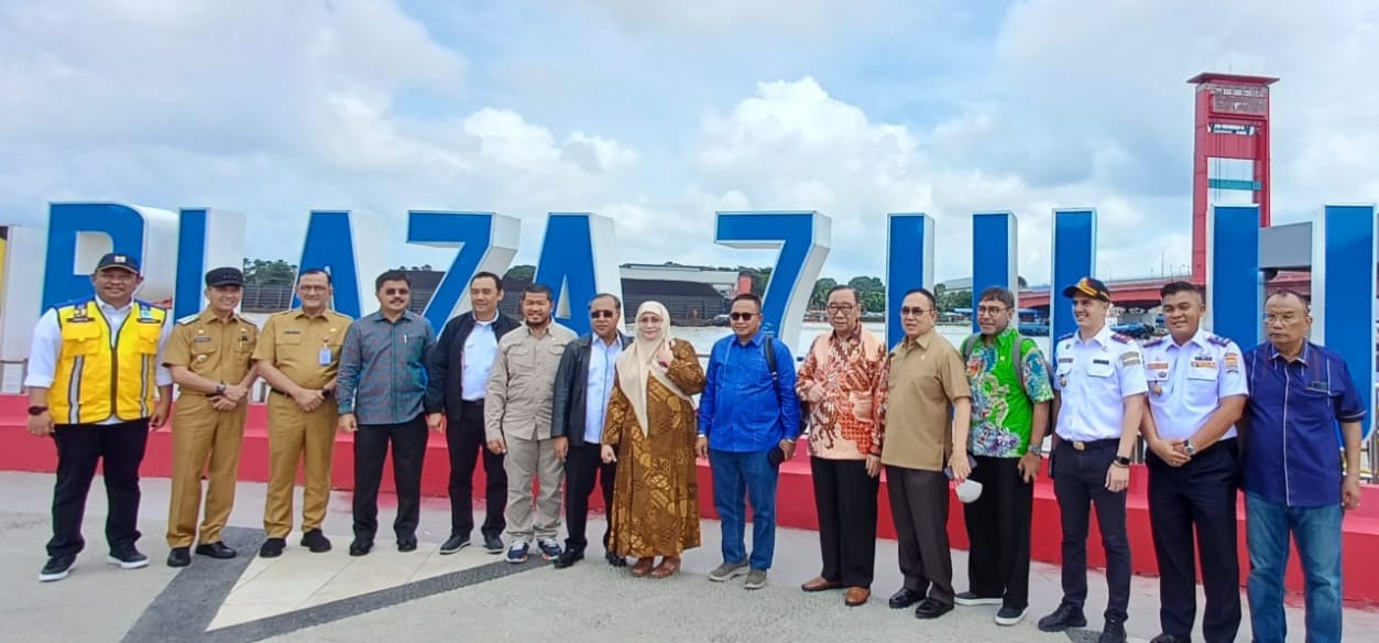 Anggota Komisi V DPR RI ssat mengunjungi kawasan Jembatan Ampera dan BKB Palembang, Senin (4/3/2024). Foto: Sumselheadline/Pitria.