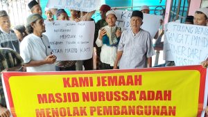 Puluhan jamaah Masjid Nurussa'adah melakukan unjuk rasa, menolak pembangunan tiang tower, Jumat (8/3/2024). Foto: Sumselheadline/Fer.