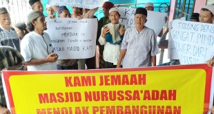 Puluhan jamaah Masjid Nurussa'adah melakukan unjuk rasa, menolak pembangunan tiang tower, Jumat (8/3/2024). Foto: Sumselheadline/Fer.