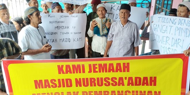 Puluhan jamaah Masjid Nurussa'adah melakukan unjuk rasa, menolak pembangunan tiang tower, Jumat (8/3/2024). Foto: Sumselheadline/Fer.